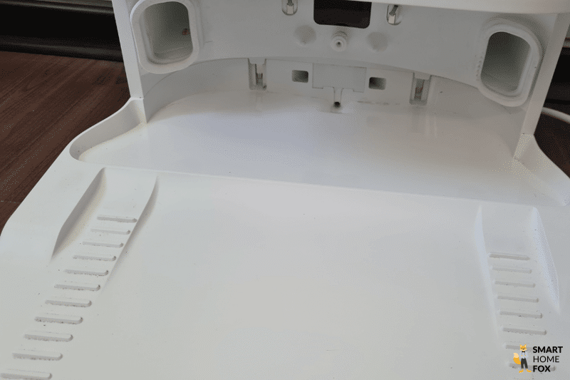 The clean cleaning tray of the Dreame L10s Ultra base station can be seen.